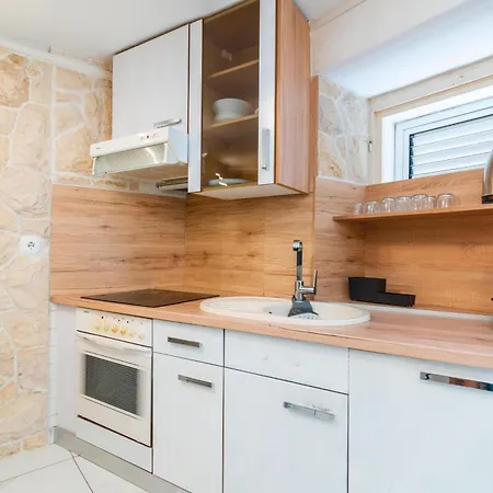 House With A Parking Space Pag - 19852